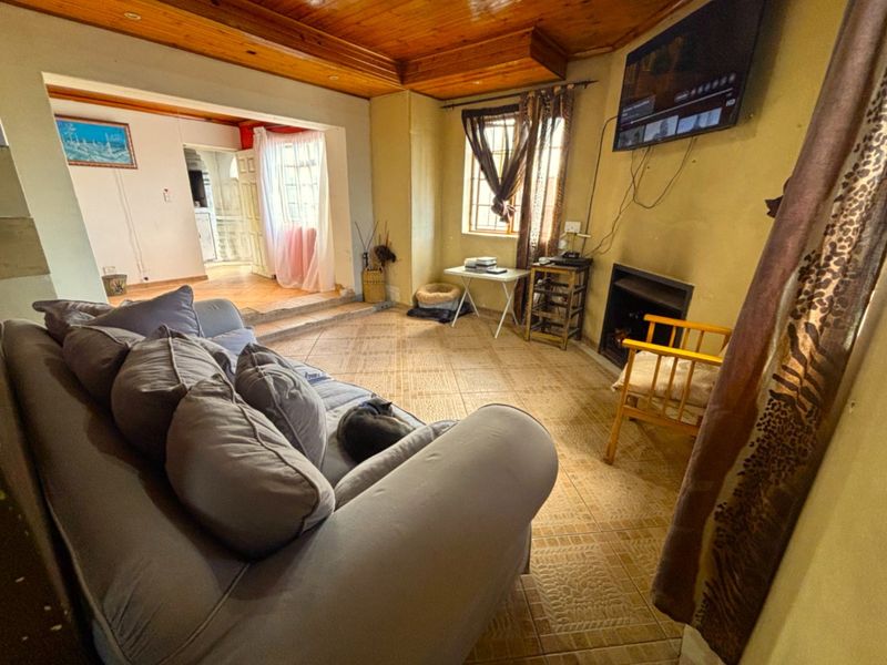 Corner 3-Bedroom Home with Separate Entrance - Photo 7