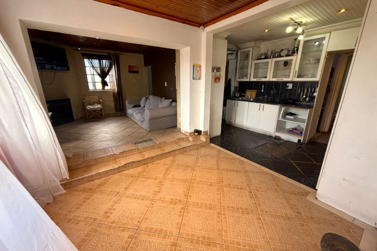 Corner 3-Bedroom Home with Separate Entrance - Photo 5