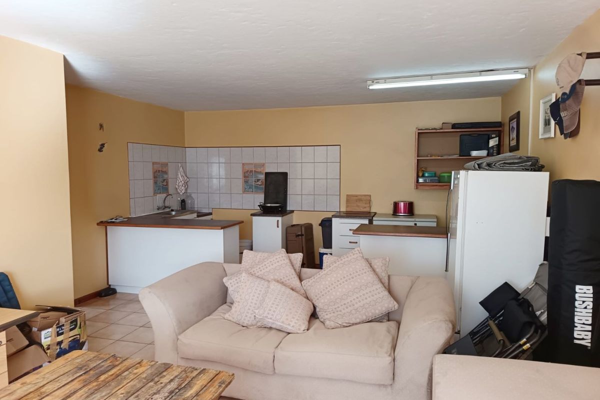 Spacious Family Residence with Dual Living Potential and Beautiful Scenic Views - Photo 4