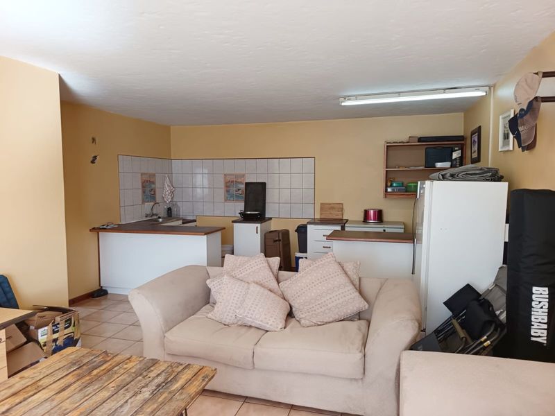 Spacious Family Residence with Dual Living Potential and Beautiful Scenic Views - Photo 4