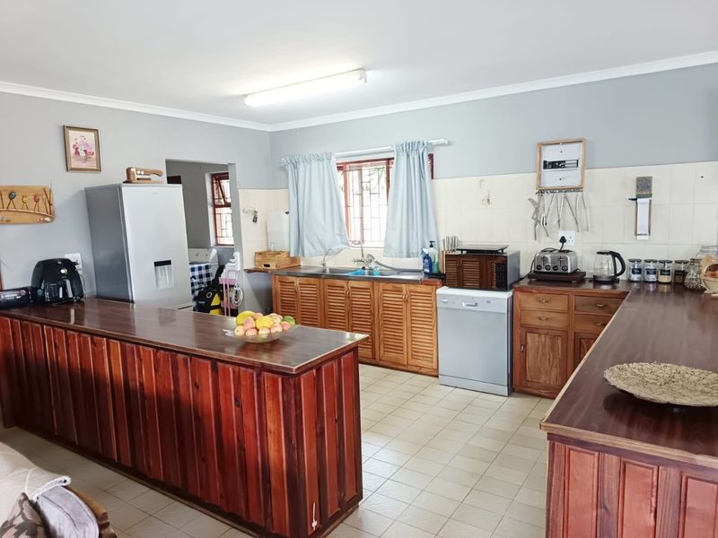 Spacious Family Residence with Dual Living Potential and Beautiful Scenic Views - Photo 3