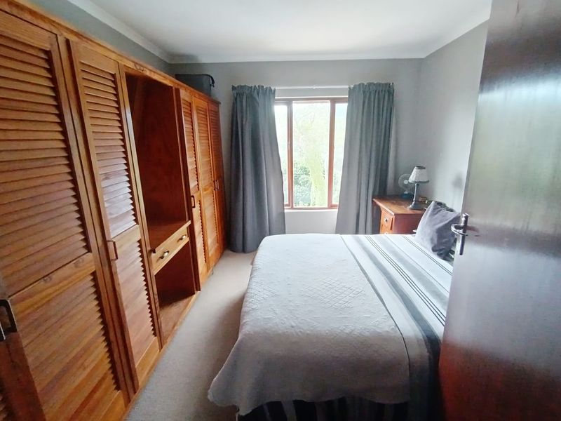 Spacious Family Residence with Dual Living Potential and Beautiful Scenic Views - Photo 10