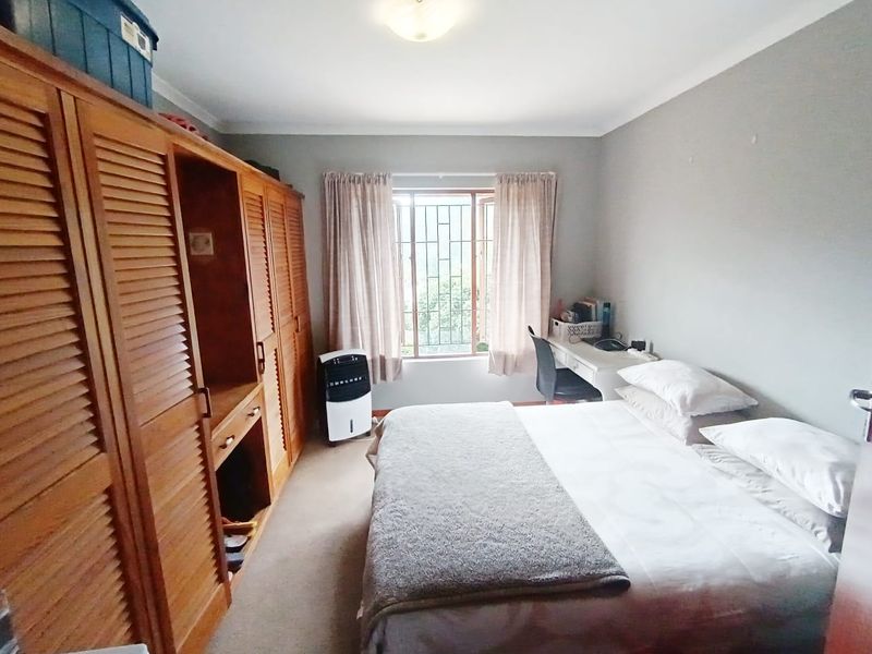 Spacious Family Residence with Dual Living Potential and Beautiful Scenic Views - Photo 9