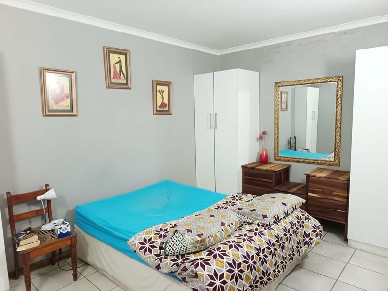 Spacious Family Residence with Dual Living Potential and Beautiful Scenic Views - Photo 8