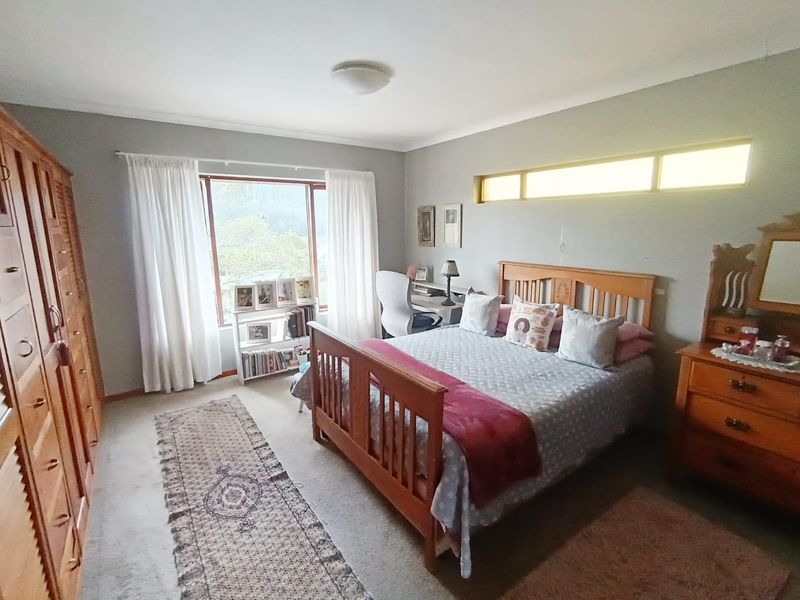 Spacious Family Residence with Dual Living Potential and Beautiful Scenic Views - Photo 7