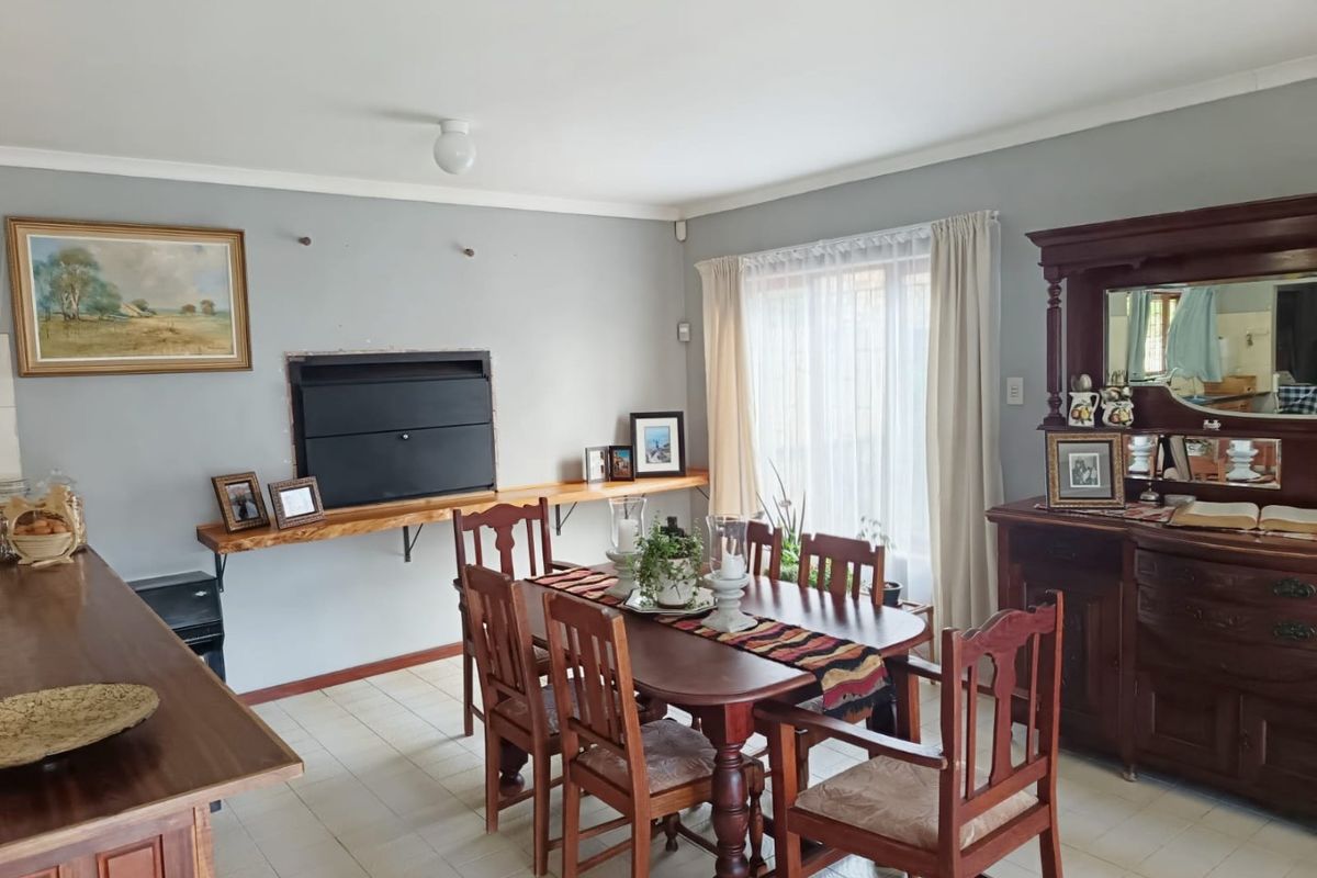 Spacious Family Residence with Dual Living Potential and Beautiful Scenic Views - Photo 5