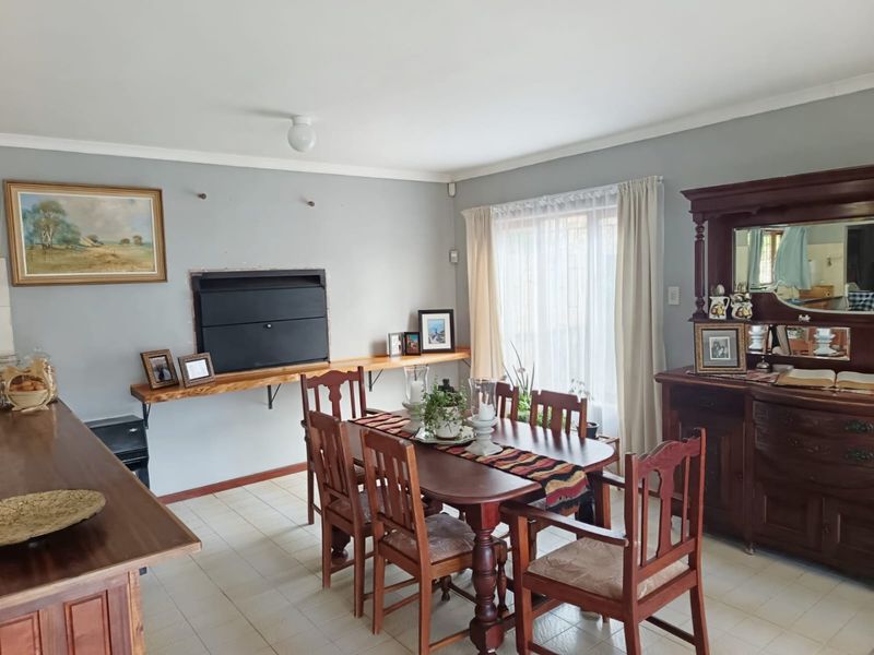 Spacious Family Residence with Dual Living Potential and Beautiful Scenic Views - Photo 5