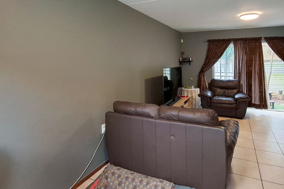 Modern Townhouse Living in Sought-After Allen's Nek - Photo 4