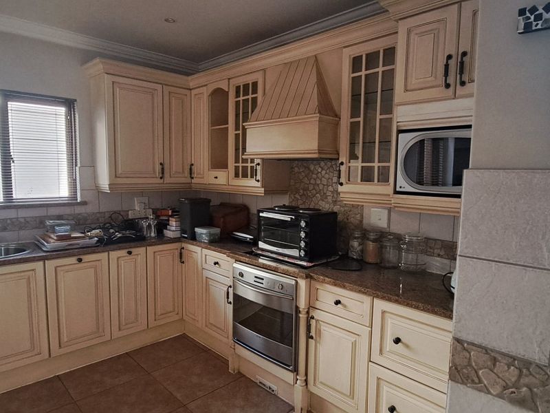 Set in the heart of Bedfordview, this elegant and spacious cluster home offers refined living in a highly sought-after location. - Photo 7