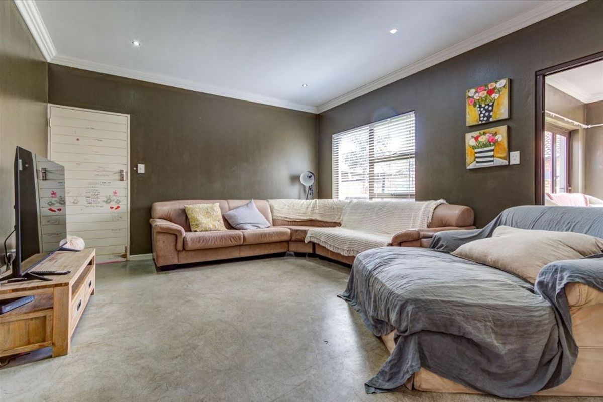 Spacious Family Home with Modern Comforts - Photo 2