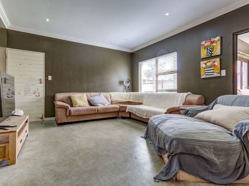 Spacious Family Home with Modern Comforts - Photo 2