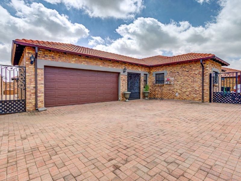 Spacious Family Home with Modern Comforts - Photo 3