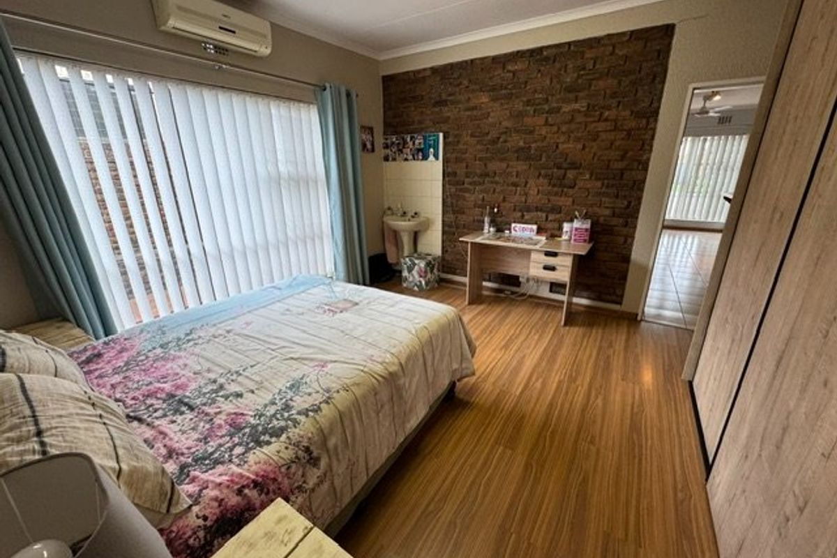 Elegant and Spacious Family Residence - Photo 5