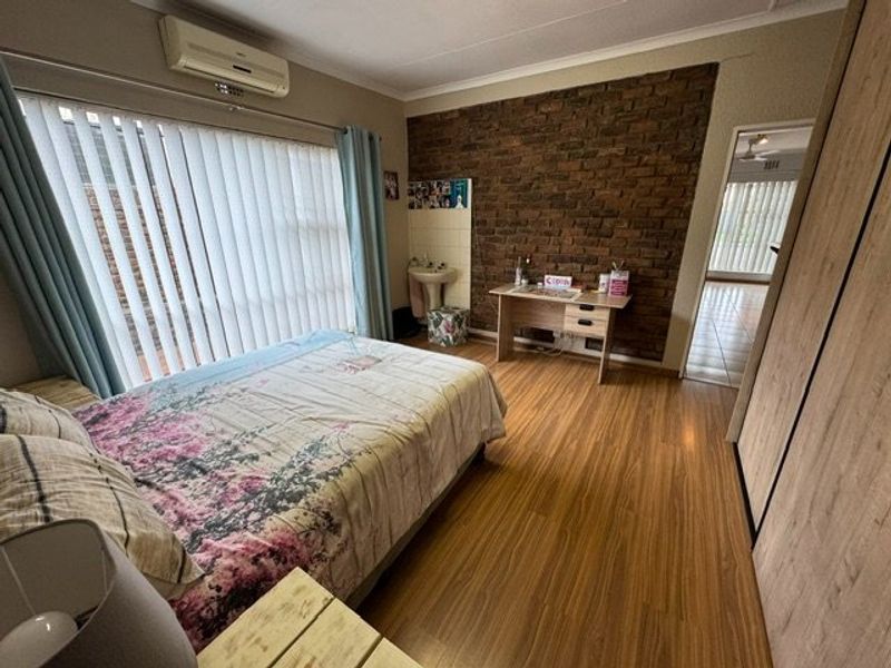 Elegant and Spacious Family Residence - Photo 5