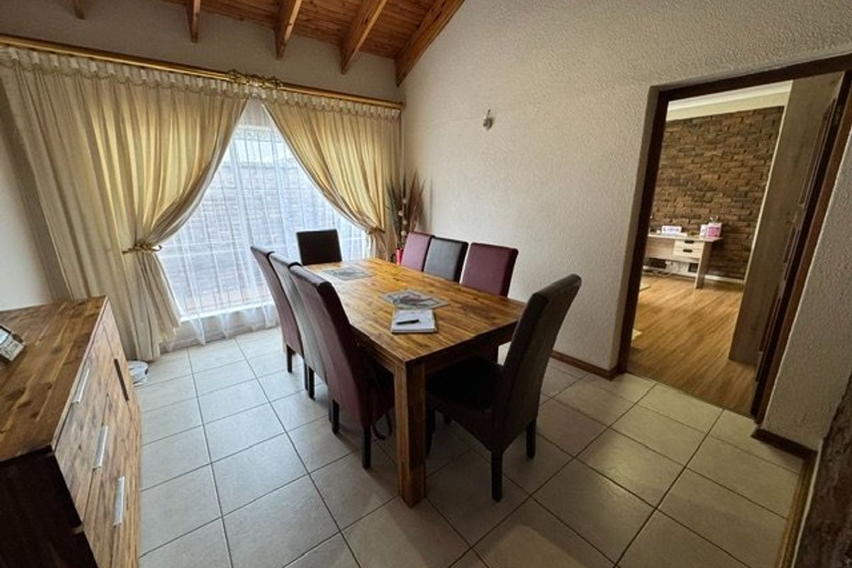 Elegant and Spacious Family Residence - Photo 4