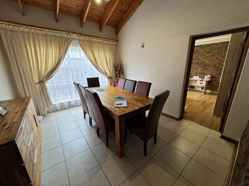 Elegant and Spacious Family Residence - Photo 4