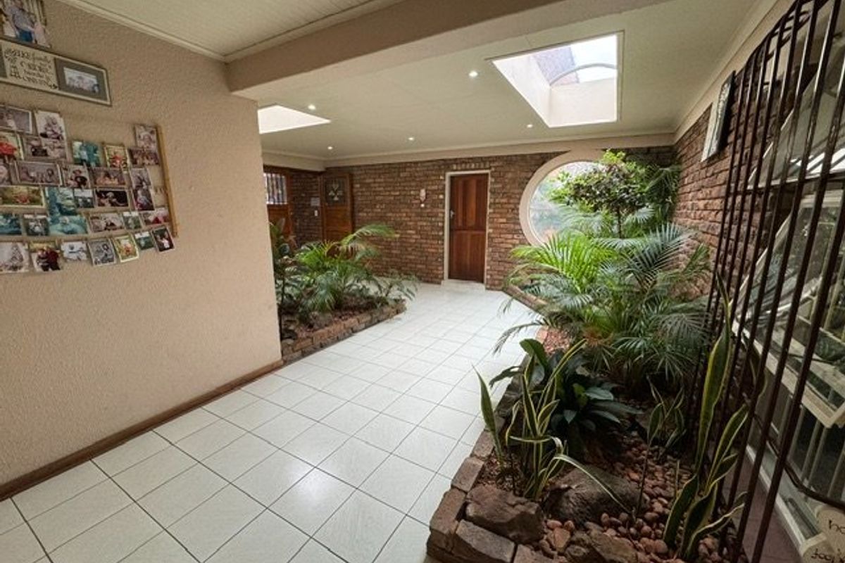 Elegant and Spacious Family Residence - Photo 2