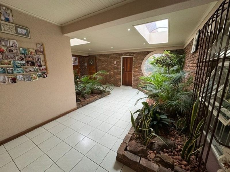 Elegant and Spacious Family Residence - Photo 2