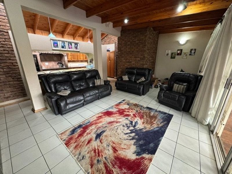Elegant and Spacious Family Residence - Photo 10