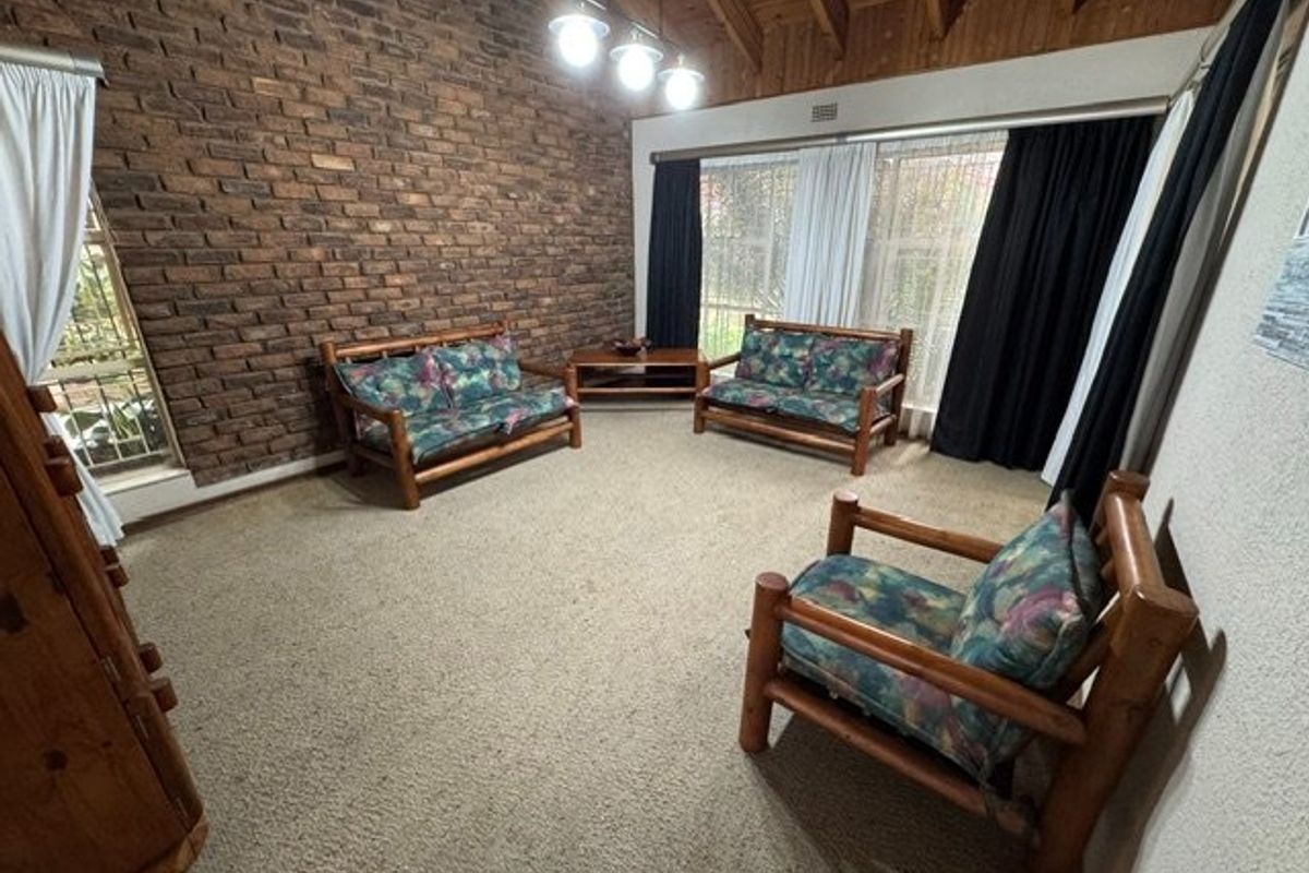 Elegant and Spacious Family Residence - Photo 3