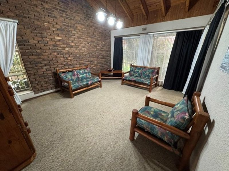 Elegant and Spacious Family Residence - Photo 3