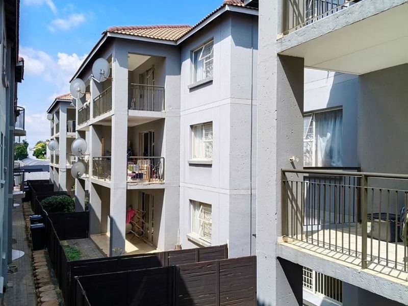 Compact and Comfortable Living Space - Photo 3