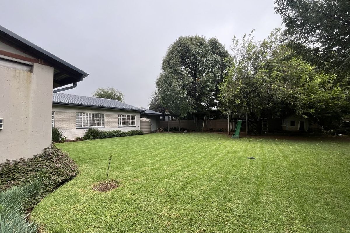 NICE FAMILY HOME IS A SOUGHT AFTER AND SAFE NEIGHBOURHOOD  - Photo 5