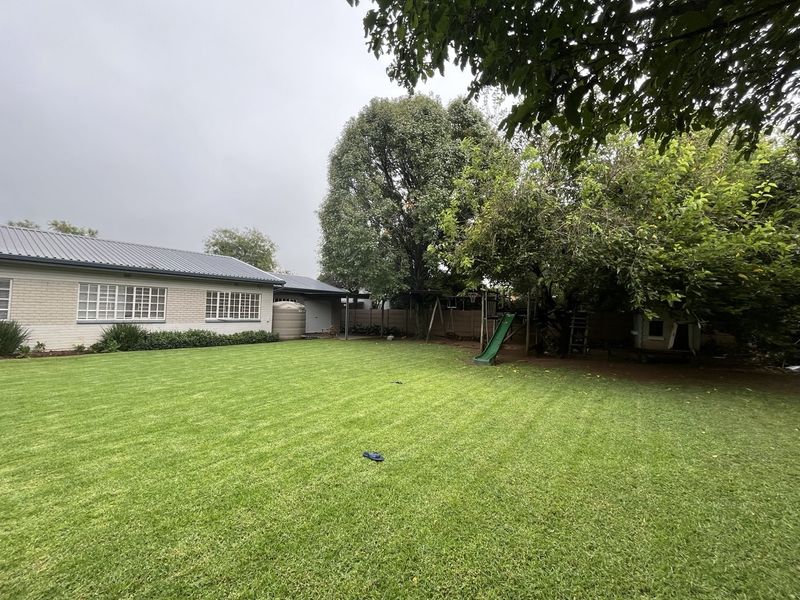 NICE FAMILY HOME IS A SOUGHT AFTER AND SAFE NEIGHBOURHOOD  - Photo 6