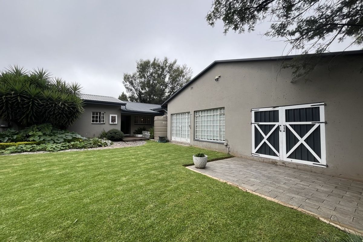 NICE FAMILY HOME IS A SOUGHT AFTER AND SAFE NEIGHBOURHOOD  - Photo 4