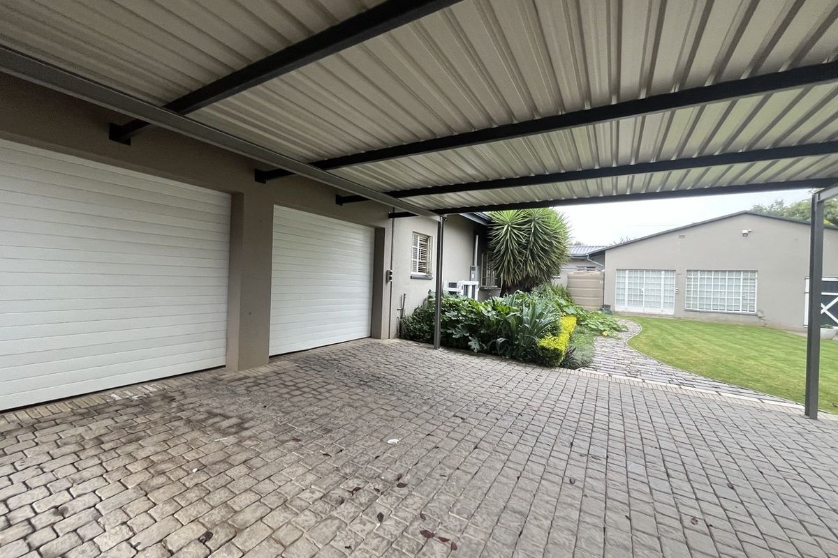 NICE FAMILY HOME IS A SOUGHT AFTER AND SAFE NEIGHBOURHOOD  - Photo 2
