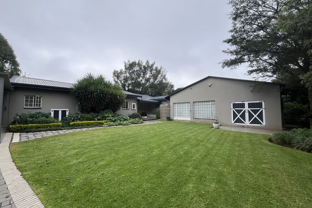 NICE FAMILY HOME IS A SOUGHT AFTER AND SAFE NEIGHBOURHOOD  - Photo 3