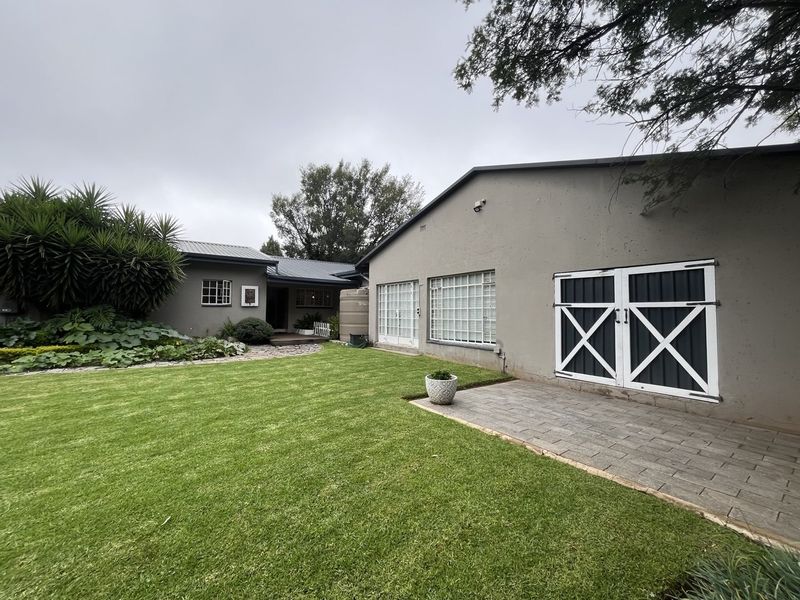 NICE FAMILY HOME IS A SOUGHT AFTER AND SAFE NEIGHBOURHOOD  - Photo 5