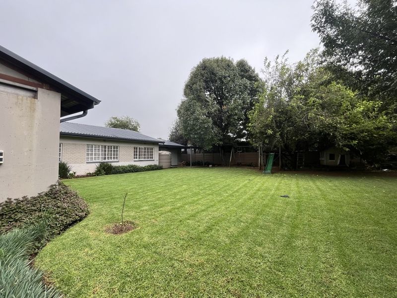 NICE FAMILY HOME IS A SOUGHT AFTER AND SAFE NEIGHBOURHOOD  - Photo 6