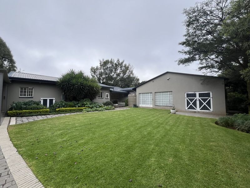 NICE FAMILY HOME IS A SOUGHT AFTER AND SAFE NEIGHBOURHOOD  - Photo 4