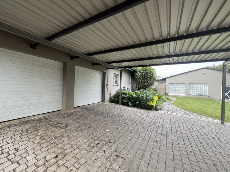 NICE FAMILY HOME IS A SOUGHT AFTER AND SAFE NEIGHBOURHOOD  - Photo 1