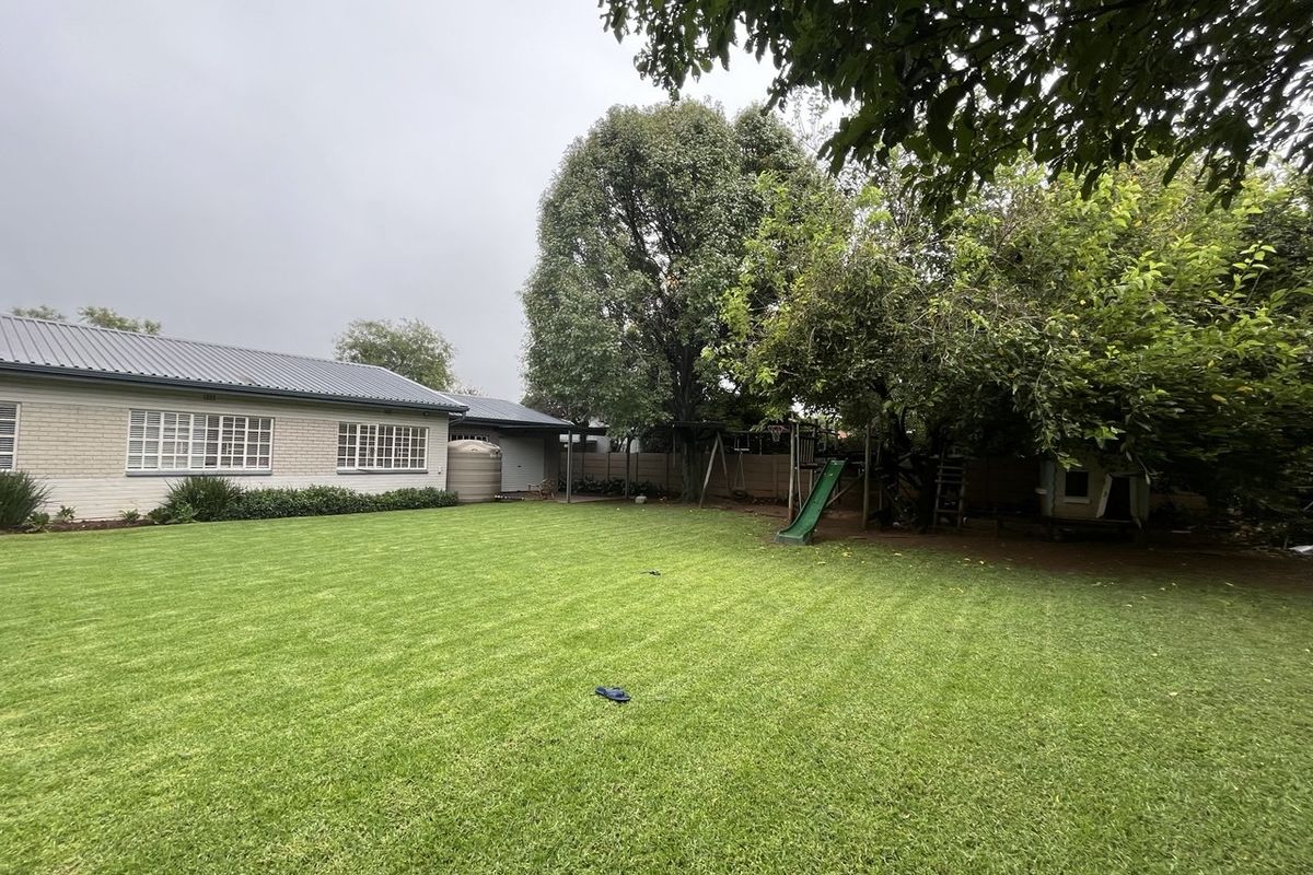 NICE FAMILY HOME IS A SOUGHT AFTER AND SAFE NEIGHBOURHOOD  - Photo 2