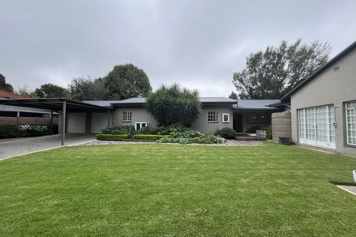 NICE FAMILY HOME IS A SOUGHT AFTER AND SAFE NEIGHBOURHOOD  - Photo 3