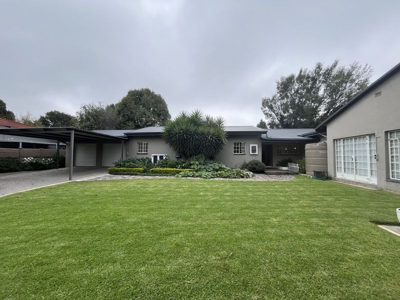 NICE FAMILY HOME IS A SOUGHT AFTER AND SAFE NEIGHBOURHOOD  - Photo 3