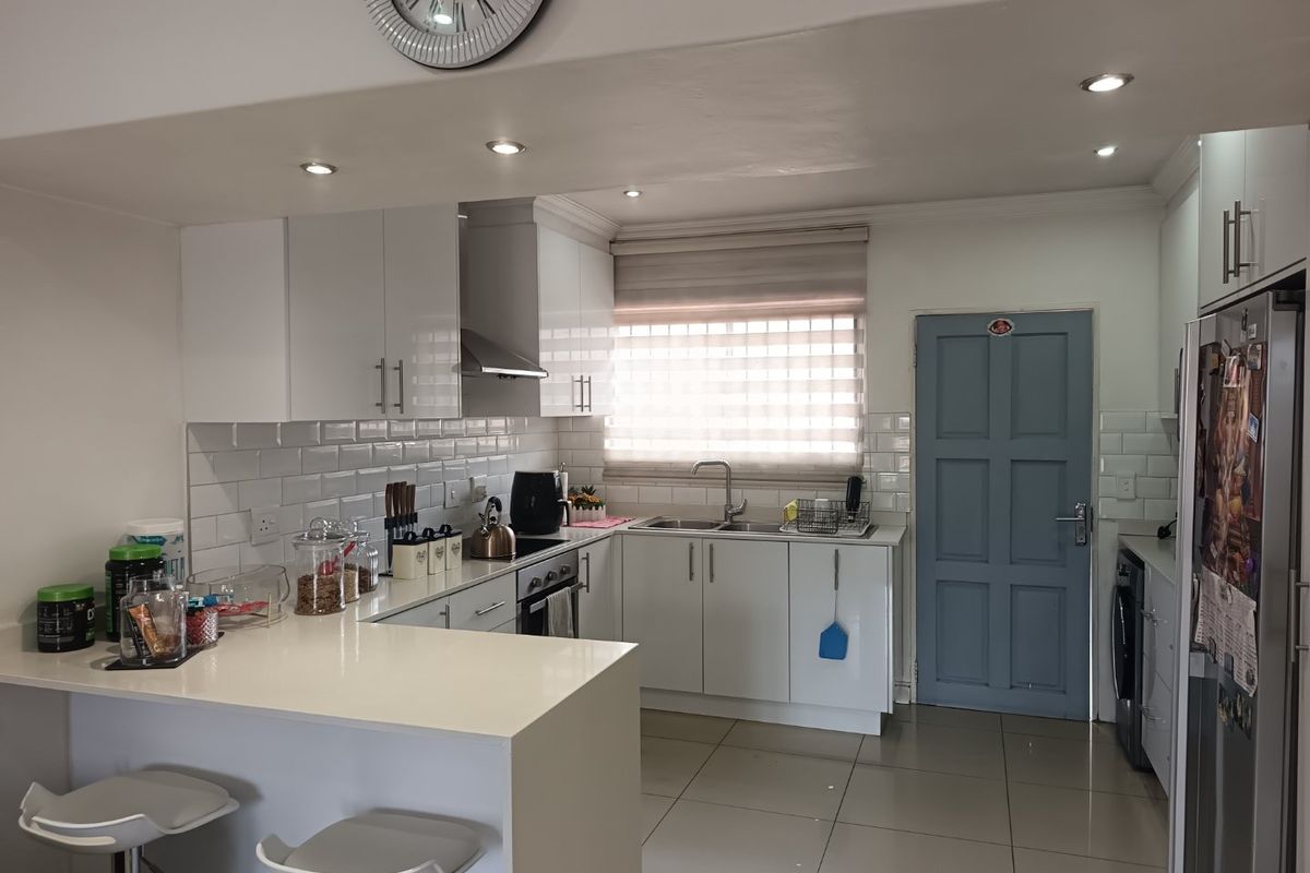 3 BEDROOM 2 BATHROOM TOWNHOUSE AWAITS YOU - Photo 2