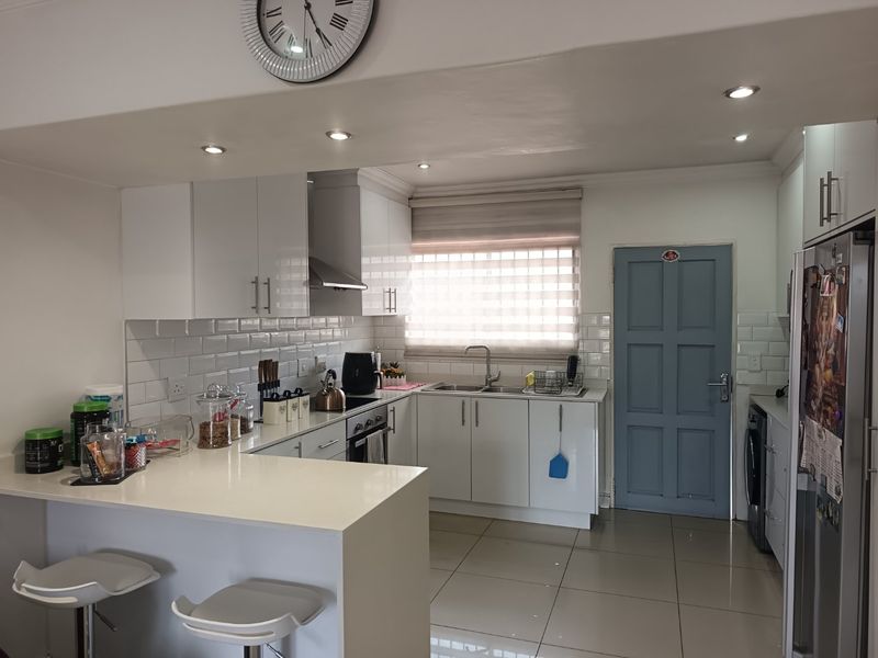 3 BEDROOM 2 BATHROOM TOWNHOUSE AWAITS YOU - Photo 2