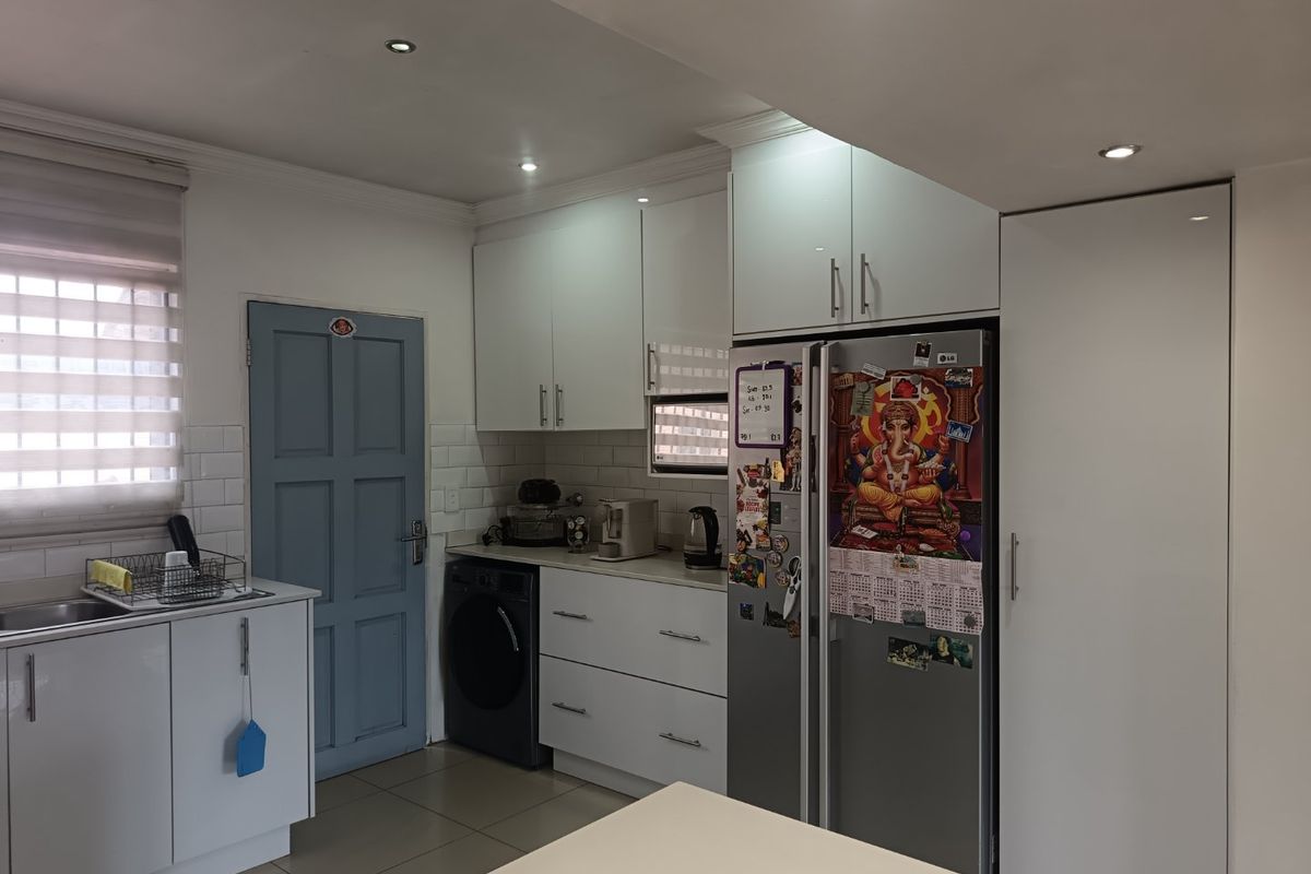 3 BEDROOM 2 BATHROOM TOWNHOUSE AWAITS YOU - Photo 4