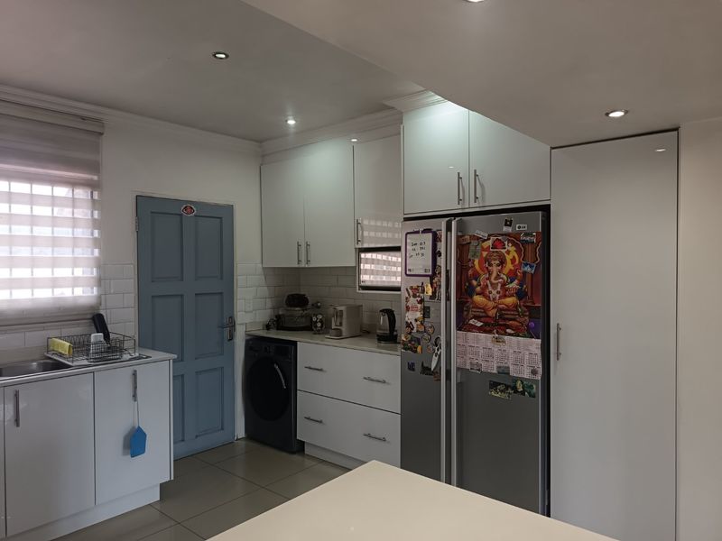 3 BEDROOM 2 BATHROOM TOWNHOUSE AWAITS YOU - Photo 4