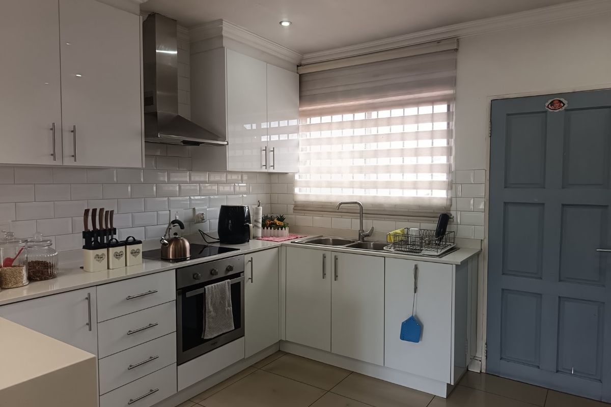 3 BEDROOM 2 BATHROOM TOWNHOUSE AWAITS YOU - Photo 3