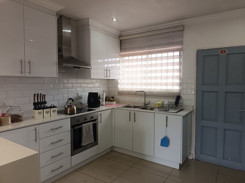 3 BEDROOM 2 BATHROOM TOWNHOUSE AWAITS YOU - Photo 3