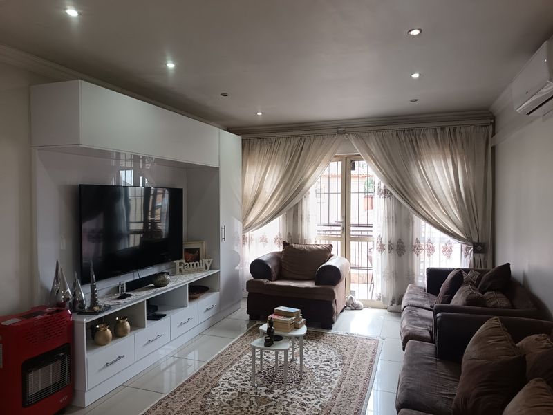 3 BEDROOM 2 BATHROOM TOWNHOUSE AWAITS YOU - Photo 9