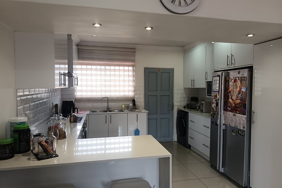 3 BEDROOM 2 BATHROOM TOWNHOUSE AWAITS YOU - Photo 5