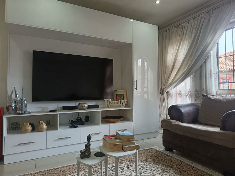 3 BEDROOM 2 BATHROOM TOWNHOUSE AWAITS YOU - Photo 8