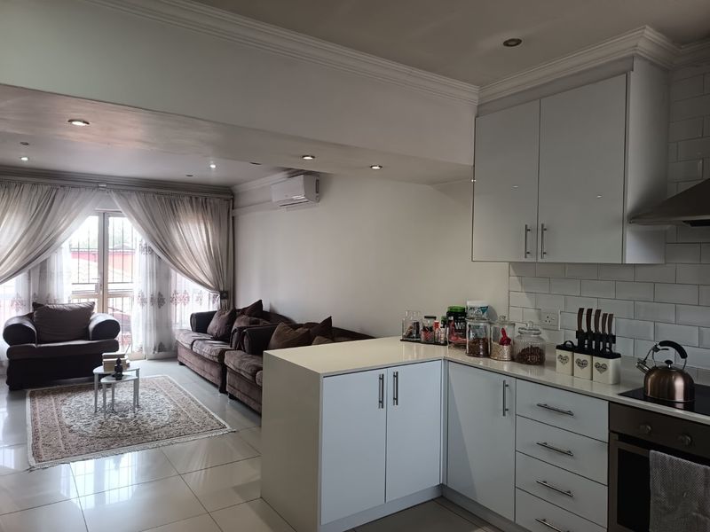3 BEDROOM 2 BATHROOM TOWNHOUSE AWAITS YOU - Photo 6