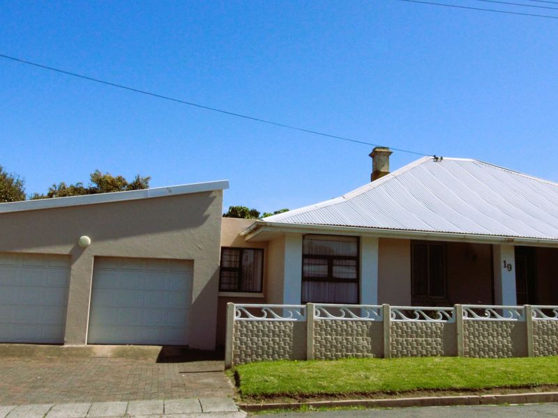 Spacious 5-Bedroom Family Home with Income Potential in Prime Cambridge Location - Photo 4