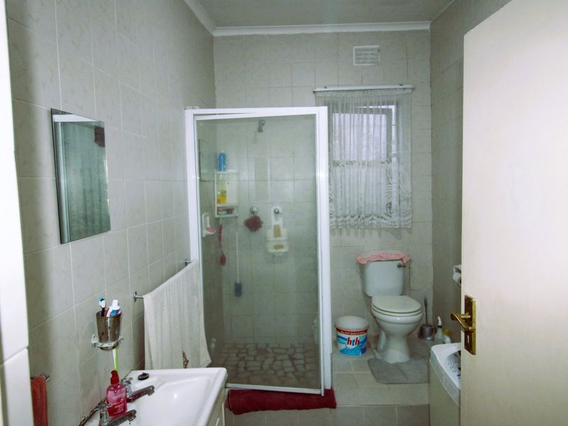 Spacious 5-Bedroom Family Home with Income Potential in Prime Cambridge Location - Photo 10